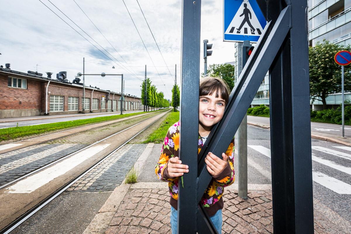 Koulumatkalla ehtii leikkiä vihreää valoa odotellessa. Vilja Holmbergista uudet kaverit ovat jännittävin asia koulussa.